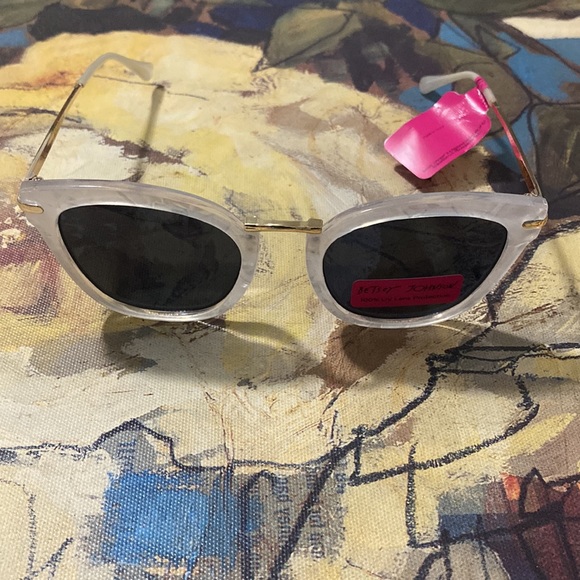 Betsey Johnson Sunglasses main image 7